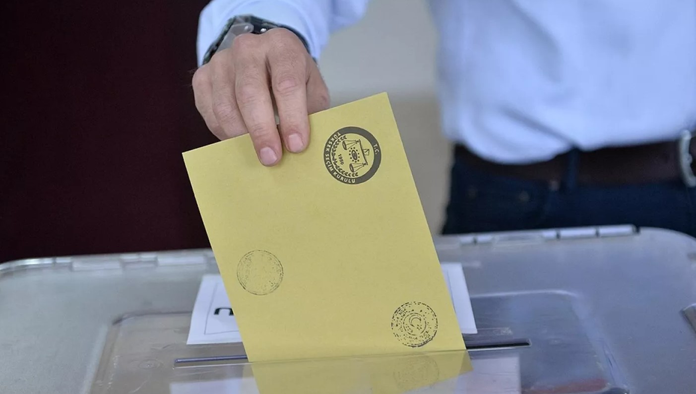 OY KULLANDIKTAN SONRA İMZA ATILACAK

Seçmen, zarfı sandığa attıktan sonra sandık seçmen listesinde adının bulunduğu yerin karşısına imza atacak.

KAYNAK: AA