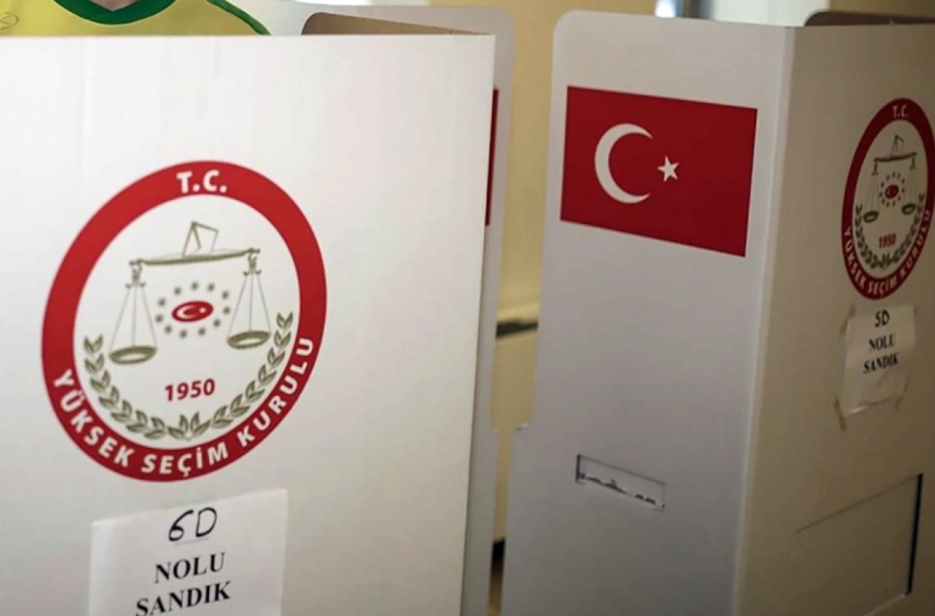 BÜYÜKŞEHİR OLMAYAN İLLERDE VE KÖYLERDE NELER İÇİN OY VERİLECEK?

Büyükşehir olmayan illerde ise "il genel meclisi üyeliği", "belediye başkanı", "belediye meclis üyeliği" ve "muhtarlık ve ihtiyar heyeti" için oy verilecek. Köylerde ise "il genel meclisi üyeliği" ile "muhtarlık ve ihtiyar meclisi" için oy atılacak.
