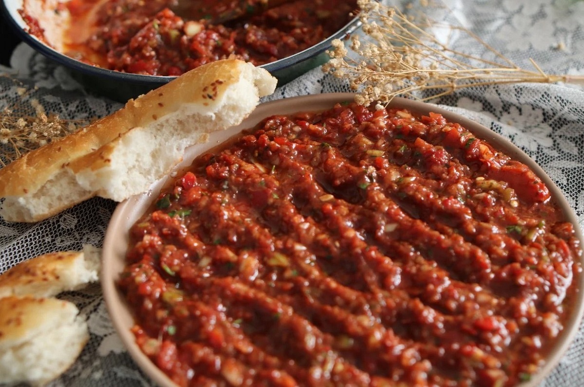 Acili Ezme Lezzeti̇nde Salata Ve Sosu