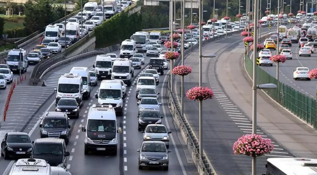 DİĞER KREDİ TÜRLERİNE ETKİSİ
Bayram, konut kredilerine yönelik herhangi bir düzenlemenin gelmediğini belirtiyor. Ancak, konut kredilerinde daraltıcı bir düzenleme beklemiyor. Bu noktada, BDDK'nın öncelikli hedefinin enflasyonu kontrol altına almak olduğu vurgulanıyor. Dolayısıyla, taşıt kredilerine yapılan bu düzenleme, geniş kapsamlı bir enflasyonla mücadele stratejisinin bir parçası olarak görülüyor.
