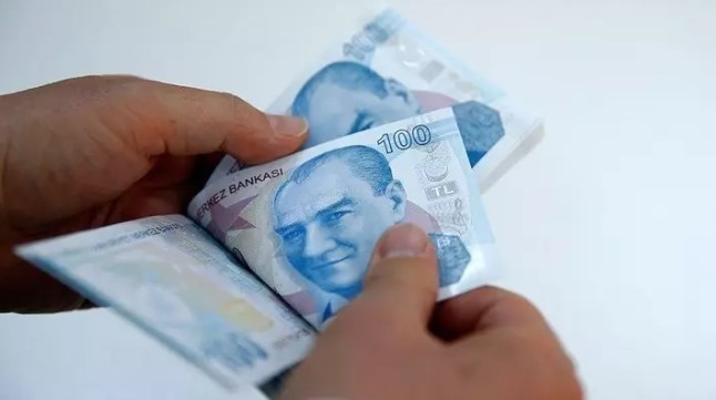 CAYMA HAKKI VE PROMOSYON İADESİ
Yılmaz, ayrıca emeklilerin cayma hakkını hatırlattı. Promosyonlar genellikle 3 yıllığına imzalanıyor ve cayma hakkı bulunuyor. Örneğin, 2023 yılında promosyon imzalayan bir emekli, 2024 ve 2025 yıllarını kapsayan promosyon tutarını geri ödeyerek yeni bir bankaya geçebilir ve yeniden promosyon alabilir. Bu durumda, emeklinin cayma hakkını kullanarak yeni bankadan promosyon alması mümkün olacak.
