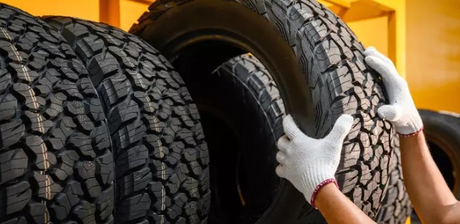 MEVSİMSEL DEĞİŞİKLİKLERE UYUM
Kış lastiklerinin kullanılması, sürücülere sadece yol güvenliği sağlamakla kalmaz, aynı zamanda araçlarının performansını artırır ve yakıt tüketimini azaltır. Ayrıca, mevsimine uygun lastik kullanımı çevresel sürdürülebilirliğe de katkı sağlar.
