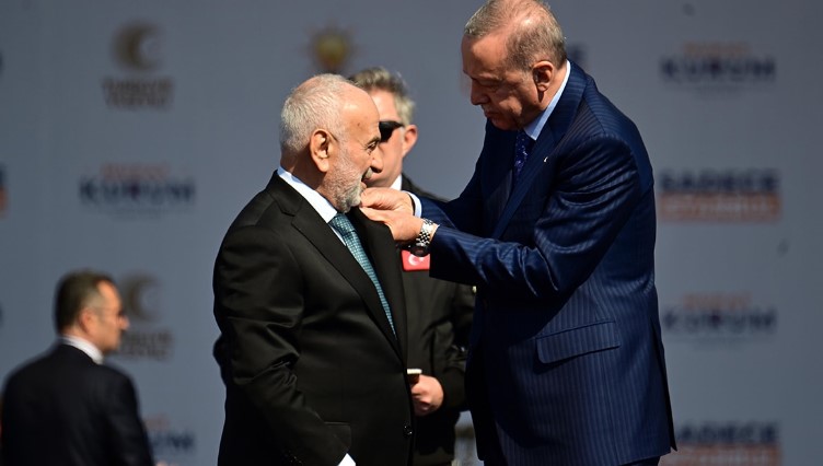 ŞEHİR İÇİNDE SEÇİM HEYECANI: İSTANBUL'DA SON DURUM
Seçimlere bir hafta kala İstanbul'da seçim heyecanı dorukta. Hem AK PARTİ hem de diğer partilerin adayları yoğun bir şekilde çalışmalarını sürdürüyor. Cumhurbaşkanı Erdoğan'ın mitingi, İstanbul'da seçim atmosferini iyice kızıştırdı.