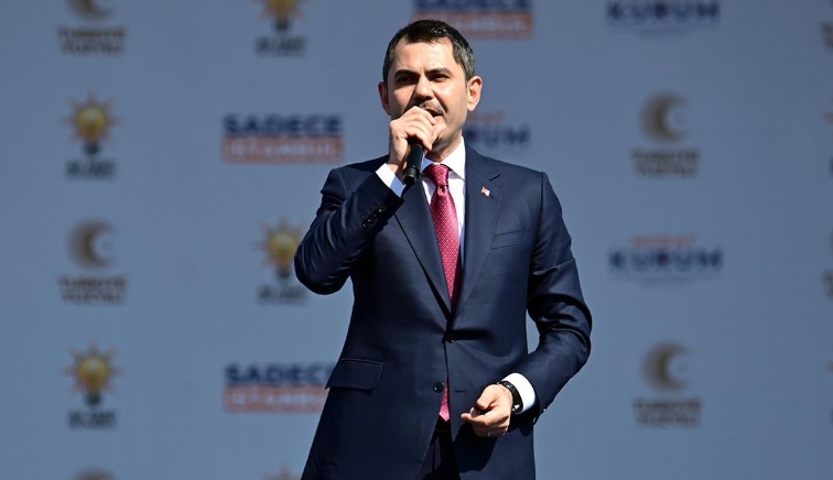 ERDOĞAN'DAN İMAMOĞLU'NA ELEŞTİRİLER
Cumhurbaşkanı Erdoğan'ın konuşmasında önemli bir bölümü İstanbul Büyükşehir Belediye Başkanı Ekrem İmamoğlu'nu eleştirmeye ayrıldı. İmamoğlu için sert ifadeler kullanan Erdoğan, "Islığı dağı taşı tuttu güttüğü bir keçi" şeklinde konuştu.
