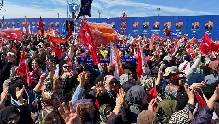İSTANBUL'DA DEV MİTİNG: ERDOĞAN'DAN YOĞUN KATILIM
Cumhurbaşkanı Erdoğan, İstanbul'da düzenlenen mitinge yoğun bir katılımın olduğunu belirtti. Atatürk Havalimanı'nın millet bahçesine dönüştürüldüğü bu büyük organizasyonda 650 bin kişinin toplandığı ifade edildi. Erdoğan, "Biz burada 1,5 milyon kişiye alıştık ama bugün 650 bin kişi var" şeklinde konuştu.