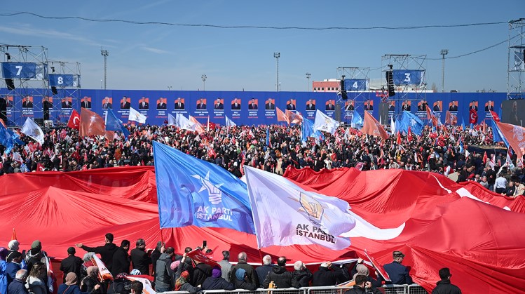 ERDOĞAN: "İSTANBUL'A SAHİP ÇIKMAMIZ GEREKİYOR"
Cumhurbaşkanı Erdoğan, İstanbul'un CHP zihniyetinden kurtarılması gerektiğini vurgulayarak, "Bu şehri CHP zihniyetinden 31 Mart'ta kurtarmamız gerekiyor" dedi. İstanbul'un AK PARTİ için stratejik öneme sahip olduğunu belirten Erdoğan, seçimlerin sonuçlarına ilişkin umutlu konuştu.
