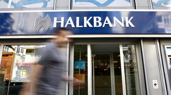 HALKBANK EMEKLİ PROMOSYONU
Halkbank tarafından emekli maaşını taşıyan vatandaşlara tek seferliğine promosyon ödemesi yapılırken 2024 Halkbank promosyon tutarları şu şekilde
Emekli maaşı 3.500 TL'ye kadar olanlara 3.000 TL,
Emekli maaşları 3.500 TL ile 7.500 TL arasında olanlara 3.500 TL,
Emekli maaşları 7.500 TL ile 10.000 TL arasında olanlara 4.500 TL,
Emekli maaşları 10.000 TL ve üzerinde olanlara 5.000 TL emekli maaş promosyonu ödemesi yapılıyor.
