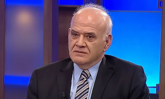 ASİMETRİK SAVAŞ OLARAK DEĞERLENDİRİLDİ
Beyaz Futbol programında Ahmet Çakar ile Rasim Ozan Kütahyalı, Fenerbahçe Başkanı Ali Koç ve kulüp hakkında yaptıkları yorumlarla dikkatleri üzerlerine çekti. Çakar, Kütahyalı'nın Ali Koç ve Fenerbahçe ile ilgili ifadelerini "asimetrik savaşın" bir parçası olarak yorumladı.
