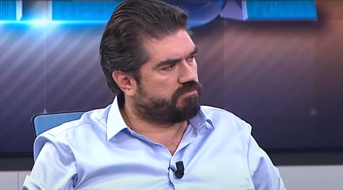 KÜTAHYALI'NIN İDDİALARI
Rasim Ozan Kütahyalı, önceki programlarda Ali Koç'un devletle anlaştığı ve Fenerbahçe'nin şampiyon olacağı iddiasında bulunmuştu. Ancak son olarak yaptığı açıklamada, "Devlet Ali Koç'un Fenerbahçe'yi bırakmasını istiyor" şeklinde ifadeler kullanmıştı. Ayrıca Kütahyalı, "Ali Koç'un ayrılması Türkiye'nin ahval ve şeraiti içinde faydalı olur" diyerek tartışmalı açıklamalarda bulunmuştu.
