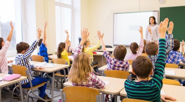 Seçimlerin özelliğinden dolayı oy sayım işlemlerinin geç saatlere kadar devam ettirilebilirni belirten MEB, eğitim kurallarının aynı gün içerisinde eğitim öğretime hazır hale getirilmesini engellememek adına tatil kararlarını aldıklarını ifade etti.