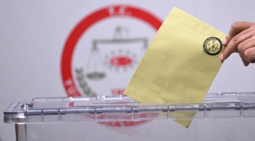 CEP TELEFONU YASAK
Oy kullanırken cep telefonu gibi görüntü kaydedici veya haberleşme sağlayıcı cihazlarla kabine girmek kesinlikle yasaktır. Bu tür cihazlar, oy verme işlemi bittikten sonra sandık kuruluna teslim edilmelidir.
