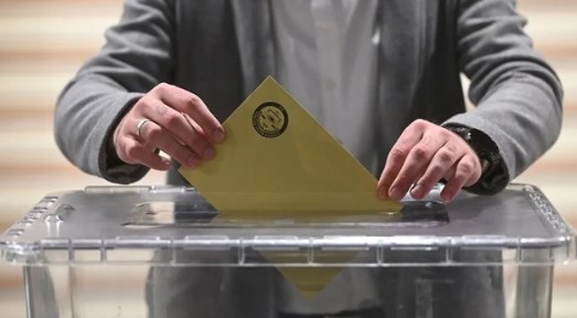KİMLİK BELGESİ UNUTULMAMALI
Oy kullanmak için yanınızda mutlaka T.C. kimlik numarası içeren bir kimlik belgesi bulundurun. Bu belgeler arasında Türkiye Cumhuriyeti kimlik kartı, nüfus cüzdanı, geçici kimlik belgesi gibi resmi nitelikteki belgeler yer alır.
