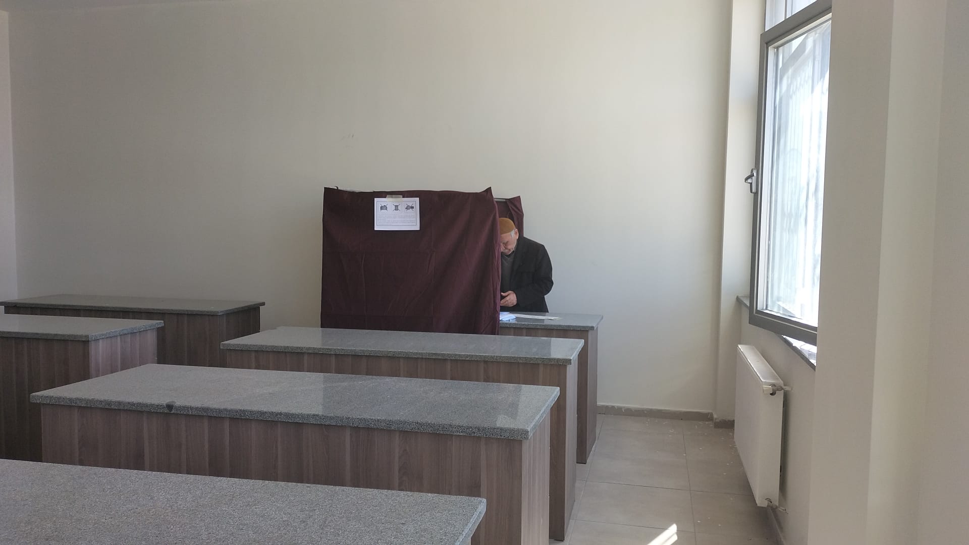 OY VERME KABİNİNDE KALMA SÜRESİ
Oy verme kabini içerisinde fazla vakit geçirmemeye özen gösterin. Oy pusulasını hazırlamak için normal süreden fazla kalan seçmenler uyarılacak ve gerektiğinde oy verme kabinden çıkarılacaklar.
