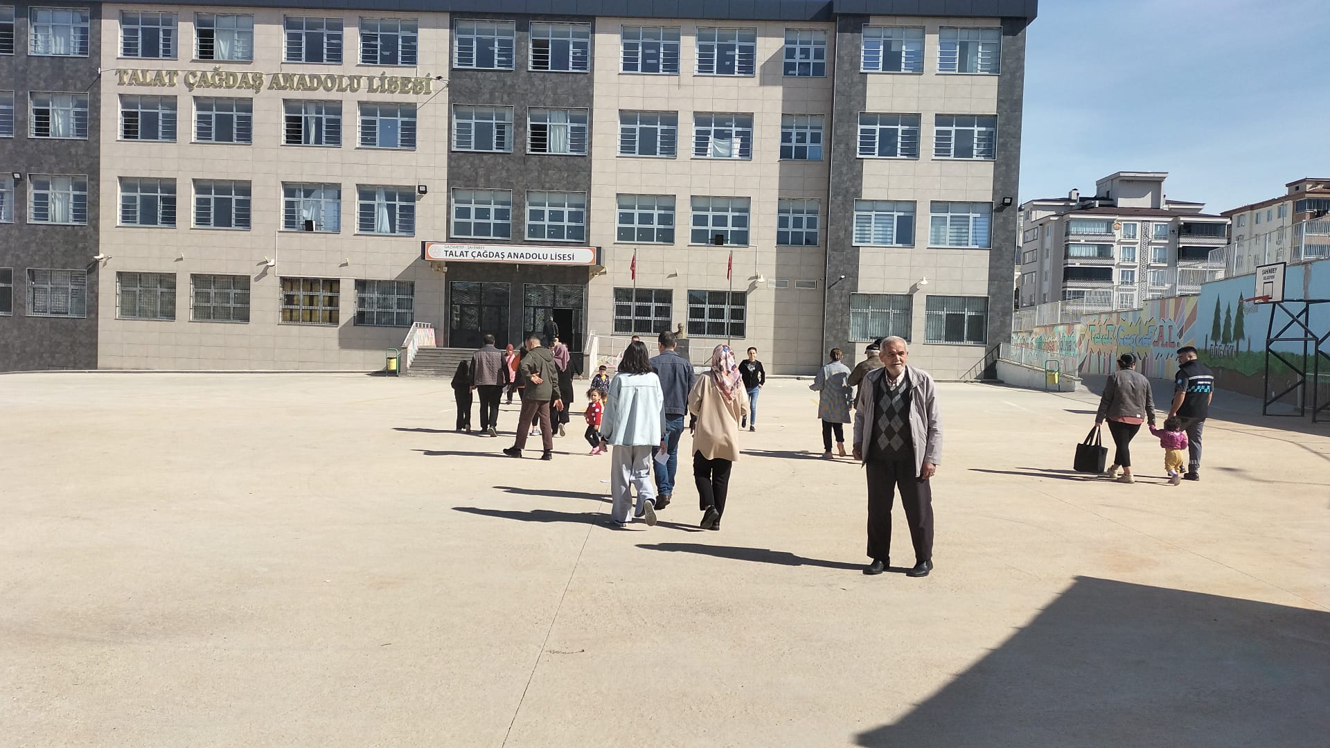 İMZALAMA İŞLEMİ
Oy kullanımının ardından zarfı sandığa attıktan sonra, sandık seçmen listesinde adınızın bulunduğu yeri imzalamanız gerekiyor. Bu adım, oy verme sürecinin tamamlanması için oldukça önemlidir.
Yukarıdaki hatırlatmaların dikkate alınması, seçim gününün düzenli ve sorunsuz geçmesini sağlayacaktır. Seçmenlerin demokratik haklarını kullanırken titizlikle hareket etmeleri, adil ve şeffaf bir seçim sürecine katkı sağlayacaktır.
