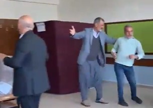 3 KİŞİ DARBEYE UĞRADI
Tartışmanın şiddetlenmesiyle birlikte bir avukat dahil olmak üzere üç kişinin darp edildiği iddia edildi. Olay yerine jandarma ekipleri müdahale etti.
