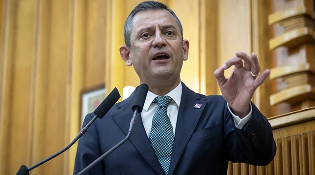 Özel, 31 Mart yerel seçimlerinde kendisini desteklemeyen vekillerle ilgili bir sorunu olmadığını belirtti ve gelecek süreçte performansın önemli olacağını vurguladı. Özel, partinin bütünlüğüne ve politikalarına aykırı hareket eden ve uyum içinde çalışmayan vekillerle yol yürümenin zor olduğunu ifade etti. Bu konuda tedbir alacaklarını ve gerektiğinde disiplin sürecini başlatacaklarını belirtti.