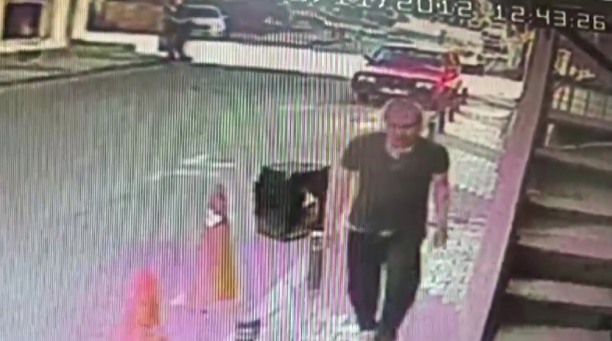 Olay, Sancaktepe Asiltürk Caddesi Veysel Karani Mahallesi’nde saat 12.00 sıralarında meydana geldi. İddiaya göre, Yusuf Fırat isimli şahıs ile ailesi arasında tartışma çıktı. Tartışmanın büyümesi üzerine Yusuf Fırat, silahla annesini, babasını, kız kardeşini ve abisini vurdu.