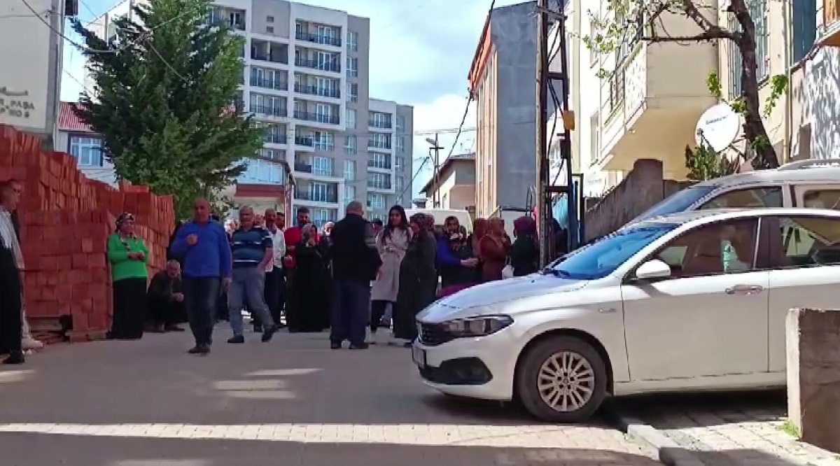 Baba Murat Fırat’ın yardım istediği dükkan sahibi Fahri Mocu, “Bakkalda temizlik yapıyordum. Bir vatandaş geldi kanlar içinde. Polisi çağırmamı istedi, ben de polisi ve ambulansı aradım. Kan kaybetmesin diye yardım ettik. Oğlunun kendisini ve ailesini vurduğunu söyledi” dedi.