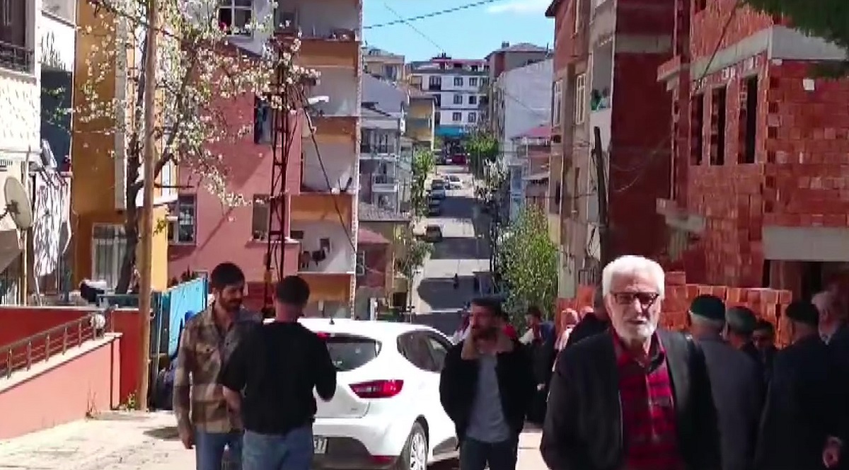 Aynı silahla kendini vuran Yusuf Fırat’ın yaralandığı ve hastaneye kaldırıldığı öğrenildi. Olay yeri inceleme ekiplerinin çalışmalarının ardından cenazeler morga kaldırıldı. Haberi alarak olay yerine gelen ve gözyaşlarına boğulan şüphelinin abisi, “Biz 7 kardeşiz. Annem, babam ve kardeşlerimle beraber yaşıyorduk. Olay olduğunda ben Kocaeli’deydim. Annemin ya da kardeşimin vurulduğunu duydum” dedi. Öte yandan, evden kaçarak kurtulan Yusuf Fırat’ın babası Murat Fırat’ın ise bir dükkana girerek yardım istediği öğrenildi. O anlar güvenlik kamerasına yansıdı.