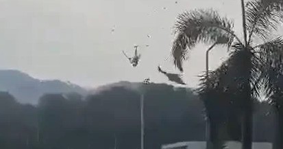 Geçit töreni hazırlıkları sırasında, alana doğru ilerleyen helikopterler, farklı rotalara ayrılmaya başladılar. İşte tam bu anda, beklenmedik bir olay gerçekleşti.Provalar, Malezya’nın Harek eyaletindeki bir deniz üssünde gerçekleştiriliyordu. İki helikopter, rotalarından saparak birbirleriyle çarpıştı ve hemen yere düştüler.