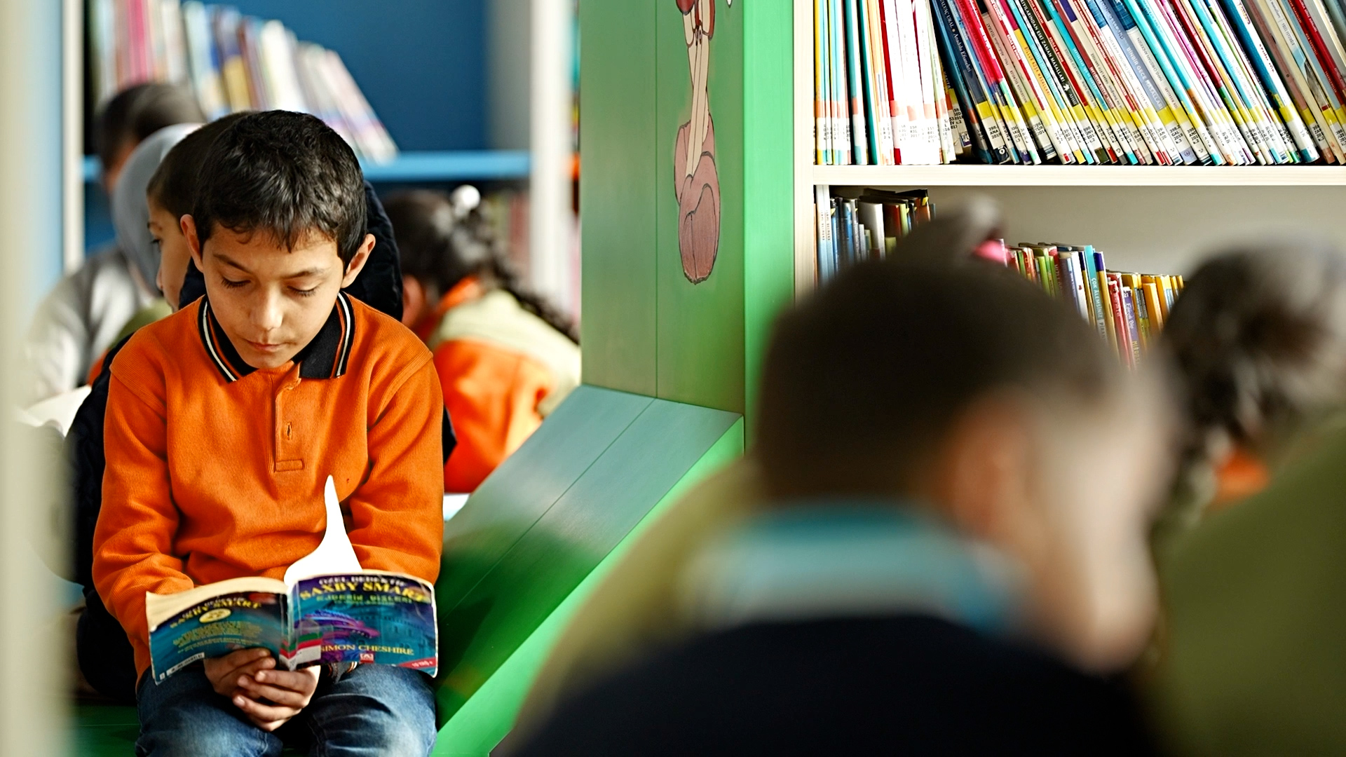 Çocuk Kütüphanelerine gelmeye başlamasının ardından kitap kurduna dönüşen ve ilgisinin bilgilerle farkındalığa dönüştüğünü ifade eden Berat Koca, “Korsanlar hazinelerini bulmaya çalışırken hazine haritalarına bakarlar. Doğru haritayı kullanırsa hazineyi bulur. Dediğim hazine kişinin başarısıdır. Korsan biziz, başarıyı arayan denizci diyebiliriz. Çocuklar için kesinlikle kitaplar haritadır. Çünkü onlara yön gösteriyor. Kitaplar çocuklar için rehberdir. Rehberi bulduktan sonra ilerlemek kolaydır. Çocuk kütüphaneleri benim rehberim oldu. Bilim, kurgu ve fantastik sanatları okuyorum. Açıkçası heyecanlı olduğu için okumayı seviyorum. Bilime merakım var. Merakım gün geçtikçe ilgiye dönüştü ve tam ilgimin doruklarındayken bu kütüphane açıldı. Bu kütüphaneye gelmeye başladığımda ilgim bilgilerle farkındalığa dönüştü ve bilim insanı olmak istediğime karar verdim” diye konuştu.
