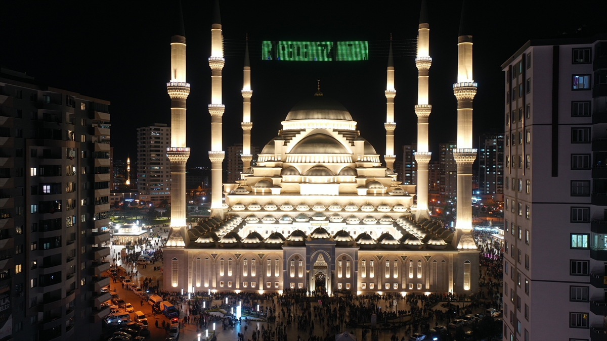 Şahinbey Millet Camisi ve Külliyesi avlusunda ise cemaate ikramda bulunuldu.