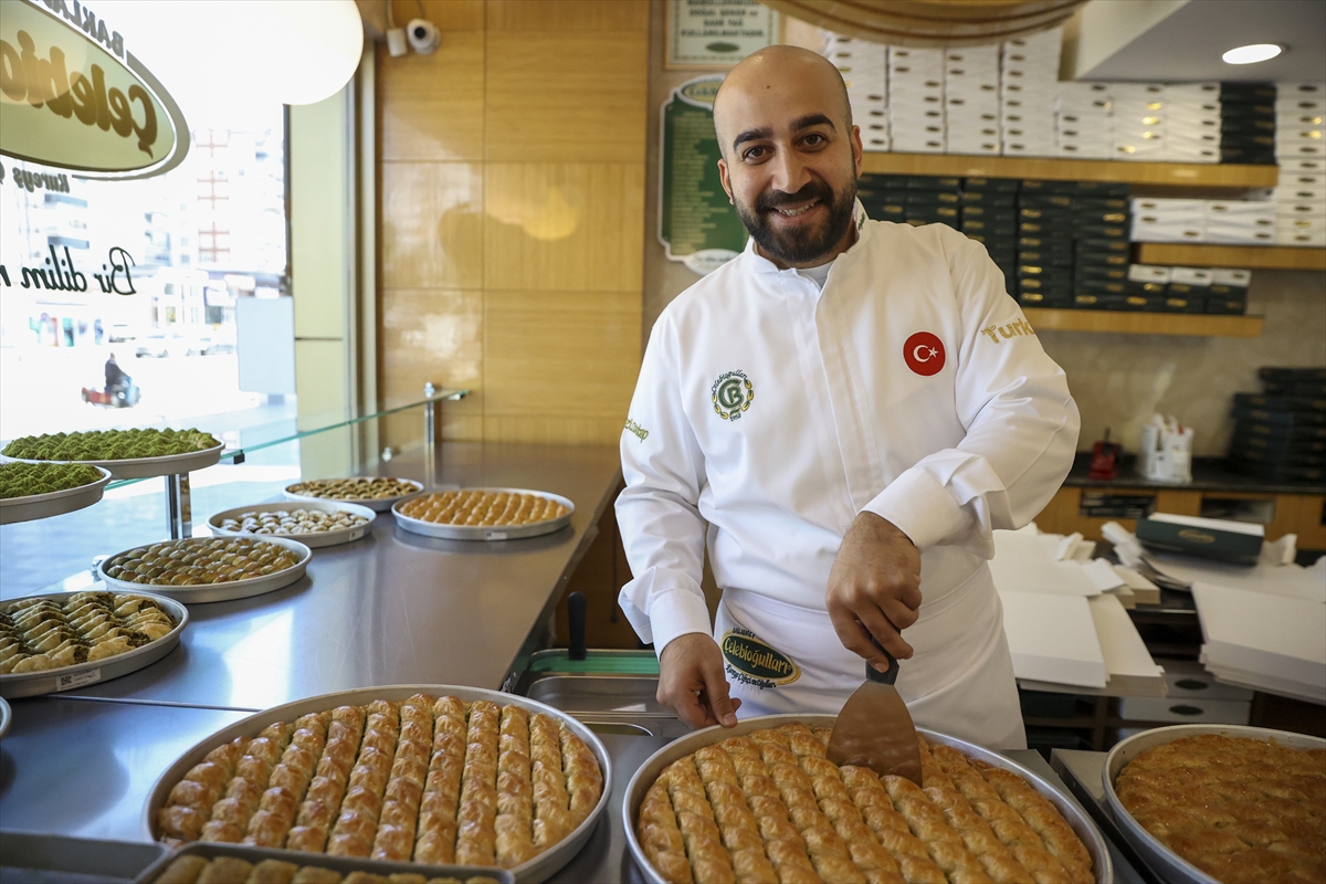 Baklava ustası Ömer Faruk Çiftçi de ramazan ayında kentteki baklavacıların üretimini iki katına çıkardığını dile getirdi. Bayram tatilinin 9 gün olmasının kendileri için büyük fırsat olduğunu anlatan Çiftçi, şöyle devam etti: "Bu bayram bütün yerli ve yabancı turistler lezzete doydu. Tatilin 9 gün olması nedeniyle kente ek seferler düzenlendi. Bu bizim için büyük bir avantajdı. Vatandaşların hepsi baklavasını, ciğerini, kebabını yedi, giderken de sevdiklerine götürdü. Ramazan ayında artan üretimimiz normal şartlarda bayramda normale döner ama tatil 9 gün olunca rutin üretim devam etti."