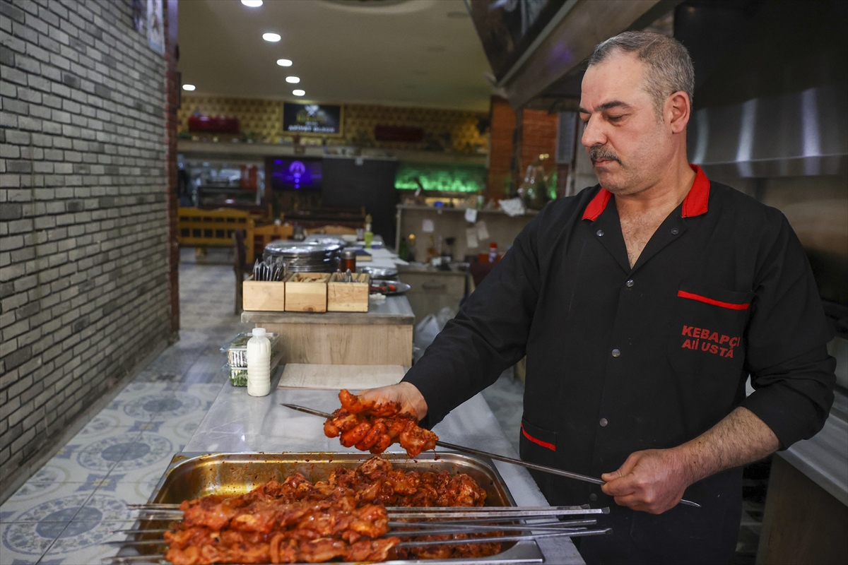 Kebap ustası Ali Ağca da Gaziantep'e olan ilgiden memnun kaldıklarını vurgulayarak, "Bizim için bayram tatili gerçekten çok güzel geçti. Gelen ziyaretçiler en çok baklava, kebap, beyran gibi lezzetleri tercih ediyorlar." dedi.