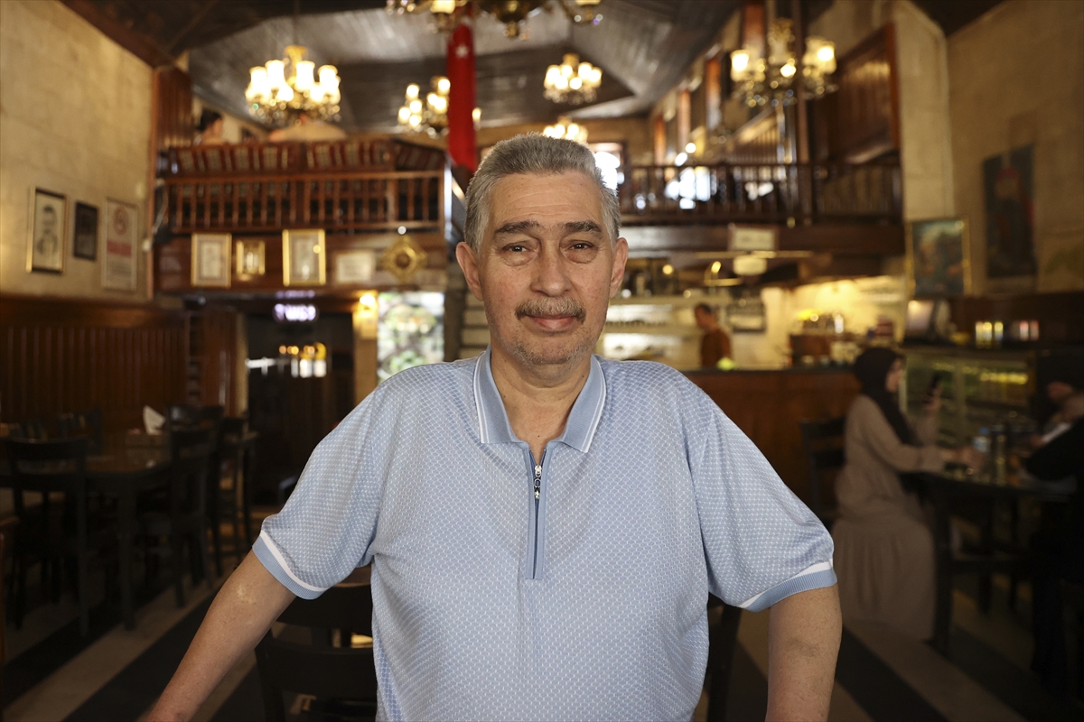 Tarihi Tahmis Kahvesi işletmecisi Mehmet Bağcı da tatilin uzun olması ve havaların ısınmasından dolayı bu yıl beklediklerinin üzerinde bir ziyaretçi yoğunluğu yaşadıklarını söyledi. Kente gelen ziyaretçinin midesi gibi adeta gözünün de doyduğunu aktaran Bağcı, şunları kaydetti: "Gaziantep'e gelen misafirler Gaziantep'i yaşadılar, tarihi yaşadılar. Yemeyle, içmeyle, oturmayla, kahveyle güzel bir tatil dönemini geçirdiler diyebiliriz. Gaziantep bundan güzel bir şekilde faydalandı. Esnafımızın tamamı baklavacısı, kebapçısı, kahvecisi yani taksi şoföründen tutun da herkes bundan faydalandı. Her anlamda çok yoğundu. Uçaklarda yer bulamayanlar kara yoluyla bulabildikleri imkanlar neticesinde Gaziantep'e ve bu bölgeye akın ettiler. Yani ben uzun yıllardan beri Tahmis Kahvesi'ni çalıştırıyorum, işletmecisiyim. Ben böyle bir kalabalığı görmedim. İnşallah Kurban Bayramı'nda da bu yoğunluğu bekliyoruz."