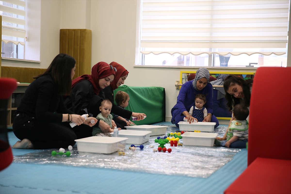 
Anne Tuğba Uğur da ilk kez geldiklerini ve kütüphaneyi sevdiklerini ifade etti.

Daha önce birçok yere gittiklerini ancak kütüphanenin daha iyi şartlara sahip olduğunu dile getiren Uğur, şunları kaydetti:

"Deney kulübüne katıldık ve çok heyecanlı. Bir şeyler yapmayı çok seviyor. Burası cumartesi ve pazar günleri de açık. Biz de nöbet usulü çalışıyoruz eşimle. Çocuğumuza vakit ayırmak çok önemli. İlk çocuğumuza çok emek verdik, aynısını ikinci çocuğumuza da vermek istiyoruz."