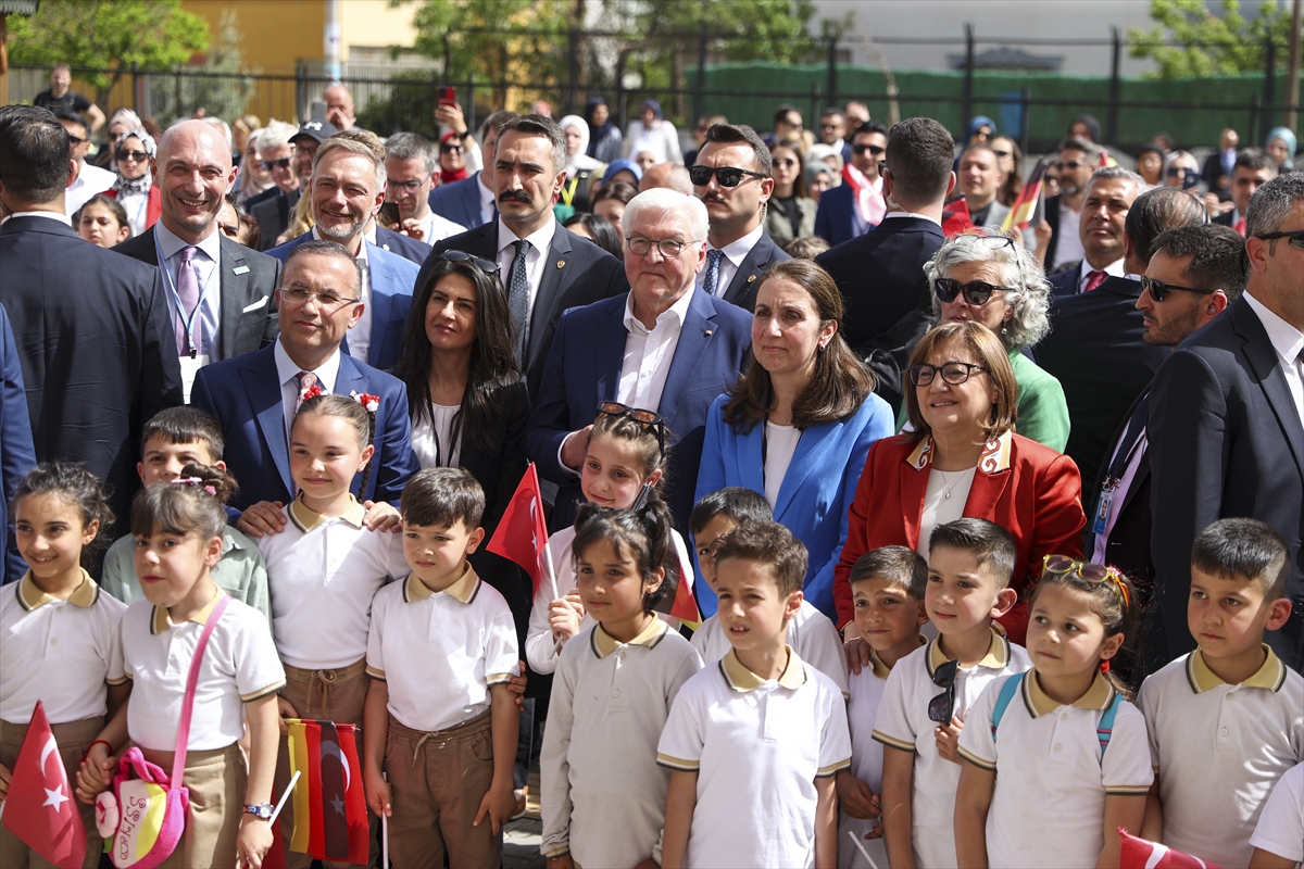 Türkiye ile Almanya arasında var olan tarihi ve güzel dostluk ilişkileri paralelinde Gaziantep ile Almanya arasında da birçok sektörde güzel ilişkilerin mevcut olduğunu anlatan Çeber, kenti Suriye'ye, Türkiye'yi Orta Doğu'ya bağlayan Karkamış ilçesinde bulunan tren garı, istasyon binaları ile köprünün Türk ve Alman mühendisleri ve işçilerince 1900'lerin başında inşa edildiğini, yine Oğuzeli, İslahiye ilçelerindeki tren istasyonunun da iki ülke tarafından yapıldığı anlattı.