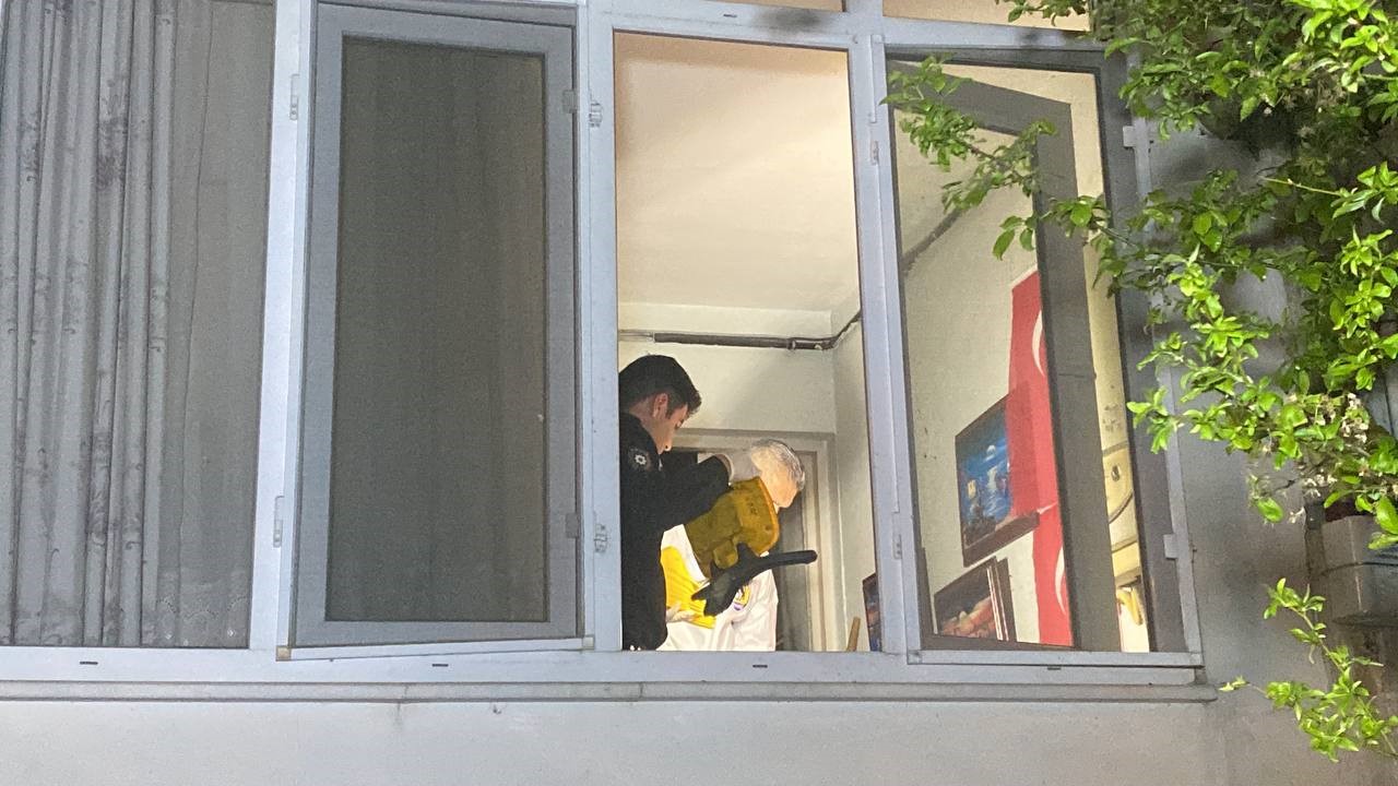 Polis ekipleri silahlı saldırganı düzenlediği operasyonla kıskıvrak evinde yakaladı.Olayla ilgili soruşturma başlatıldı. (İHA)