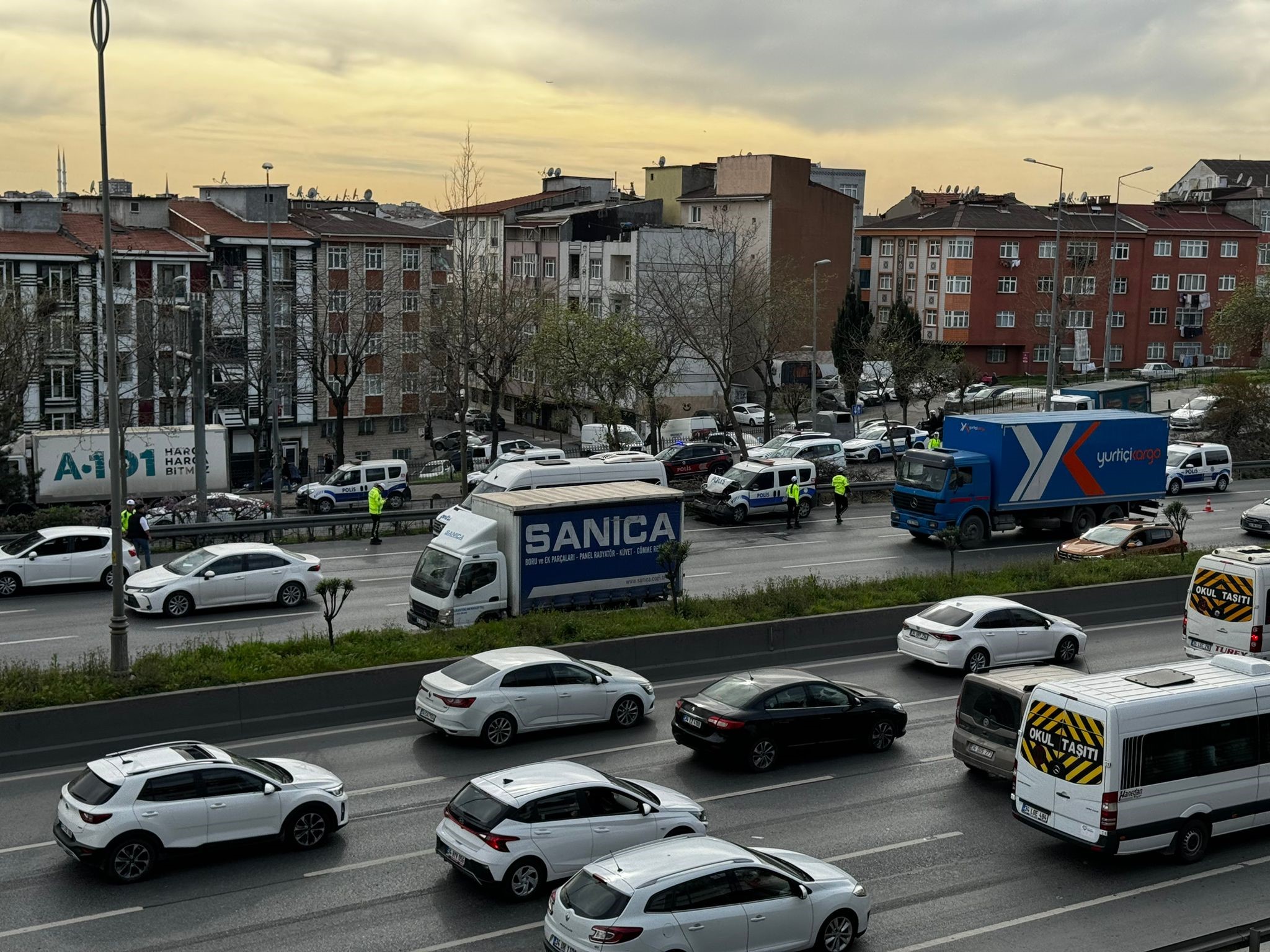 4 yaralı, sağlık ekiplerinin ilk müdahalesinin ardından hastaneye kaldırıldı. Kazaya karışan araçlarda maddi hasar oluştu.
Kaza nedeniyle bölgede trafik oluştu.