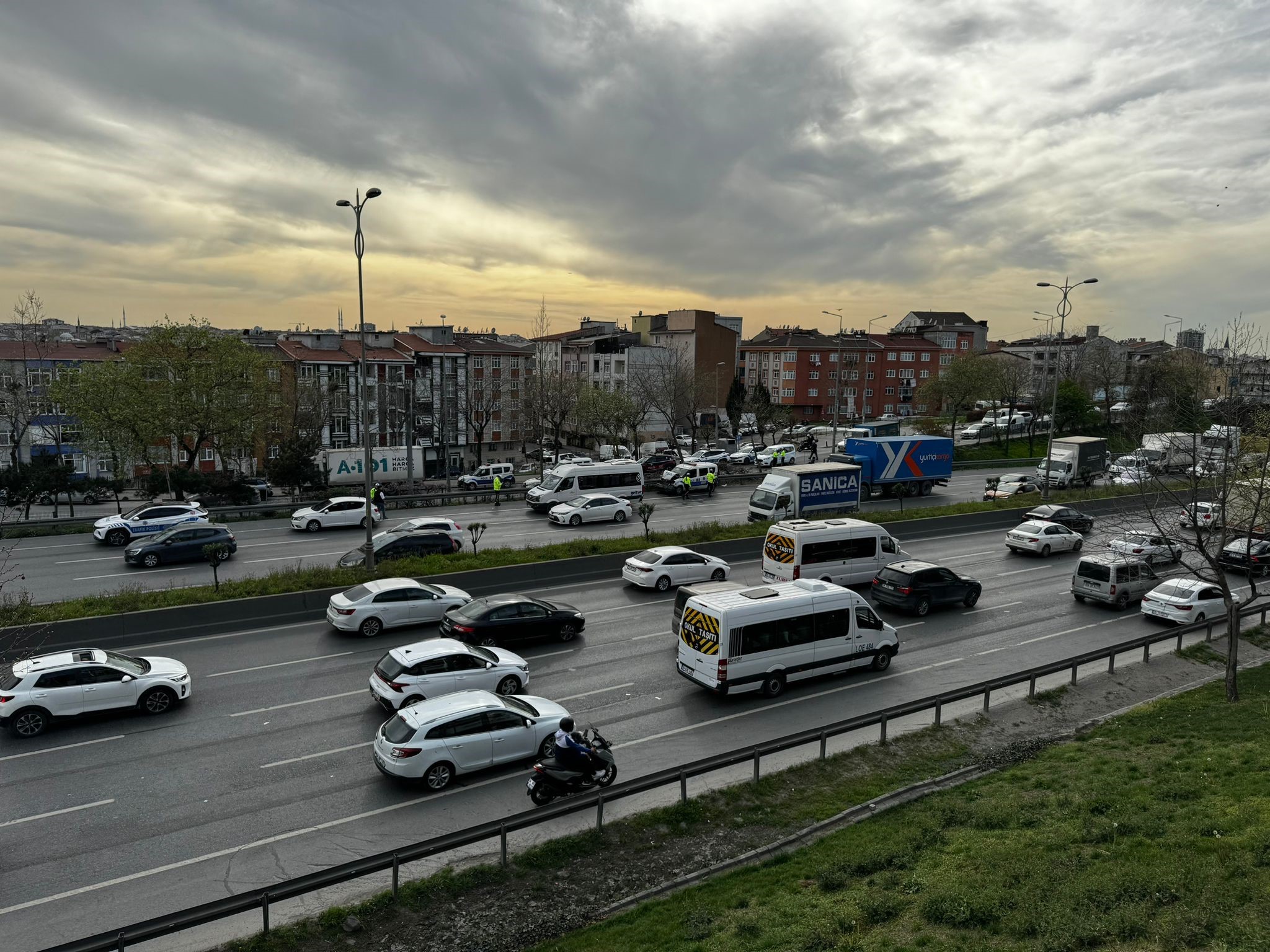 İddiaya göre, yolcu indirmek için aniden yavaşlayan servis minibüsüne, arkadan gelen polis aracı çarptı.
