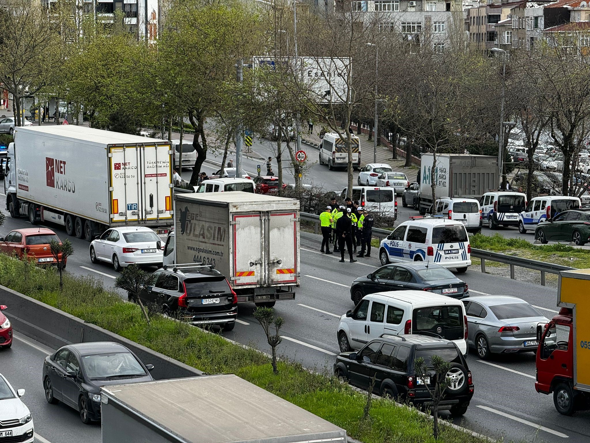 Olay yerine polis ve sağlık ekipleri sevk edildi. Kazada 2 polis memuru ve serviste bulunan 2 kişi yaralandı.