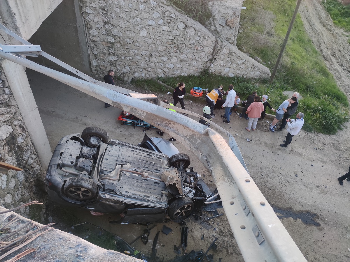 Tekirdağ’dan Malkara istikametine seyir halinde olan Sebahattin G. (53) idaresindeki 34 GUR 037 plakalı cip, Çavuşköy kavşağından Malkara istikametine dönen Deniz K. idaresindeki 59 DG 464 plakalı otomobil ile çarpıştı. Çarpışmanın şiddetiyle cip 6 metrelik köprüden aşağıya uçtu.