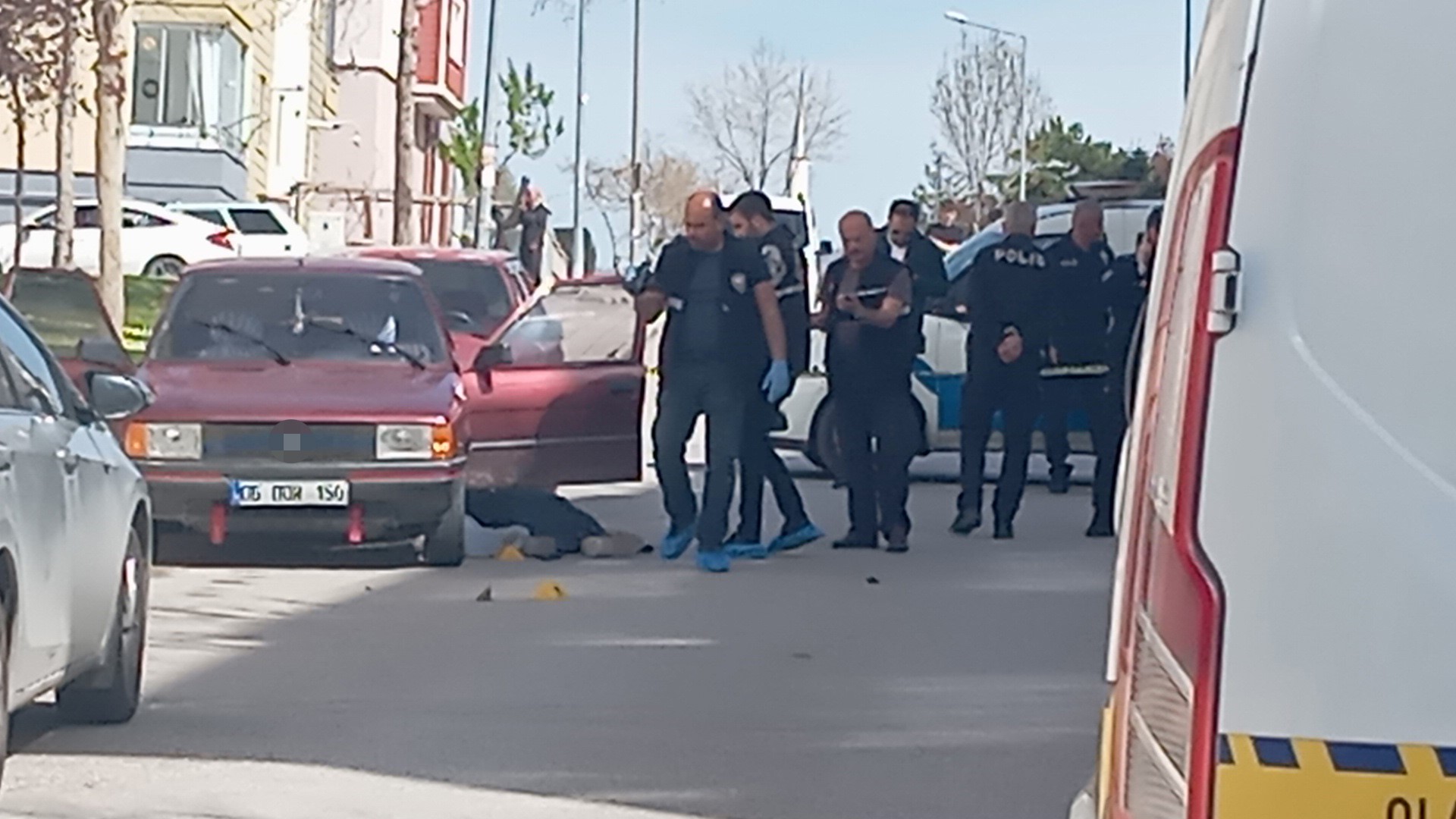 Cezaevi Firarisi, Eşini Öldürmek İçin Gittiği Evde Polisi Görünce Kendini Vurdu!