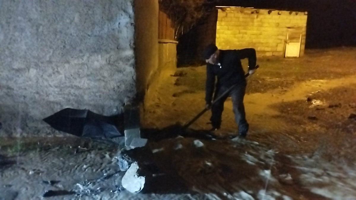 Sel sularının evine girmemesi için elindeki kürekle suyun yönünü değiştirmeye çalışan Nasır Durmaz ise, kendi imkanlarıyla çalışma başlattıklarını ifade ederek yetkililerden önlem alınması çağrısında bulundu.