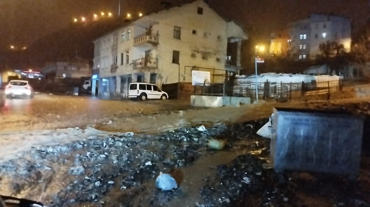 Hakkari'de 2 gündür devam eden yağış sele dönüştü. Van-Şırnak karayolunda çökmeler meydana gelirken kapanan yolların açılması için ekipler çalışma başlattı.


