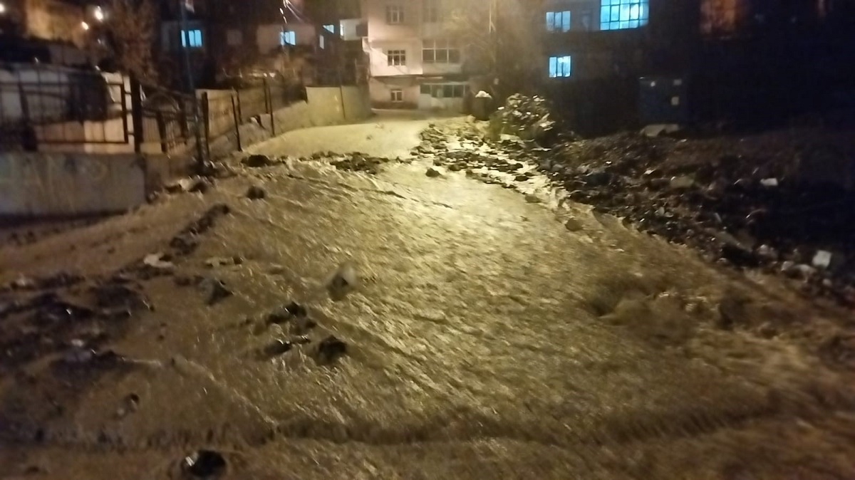 İftar sonrası bayram alışverişi için çarşıya çıkan vatandaşlar ise yağmura yakalandı. Birçok mahalle de ise yağışlardan dolayı sel meydana geldi.
