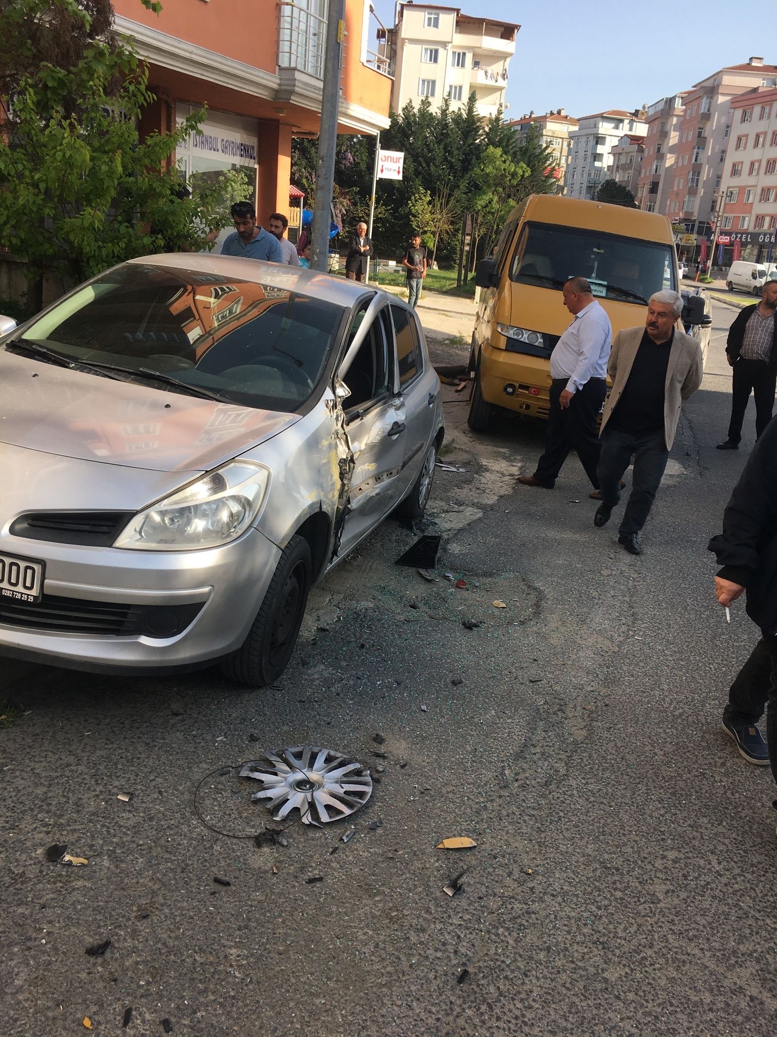 El Frenini Çekmeyi Unutunca 3 Araca Çarptı! 