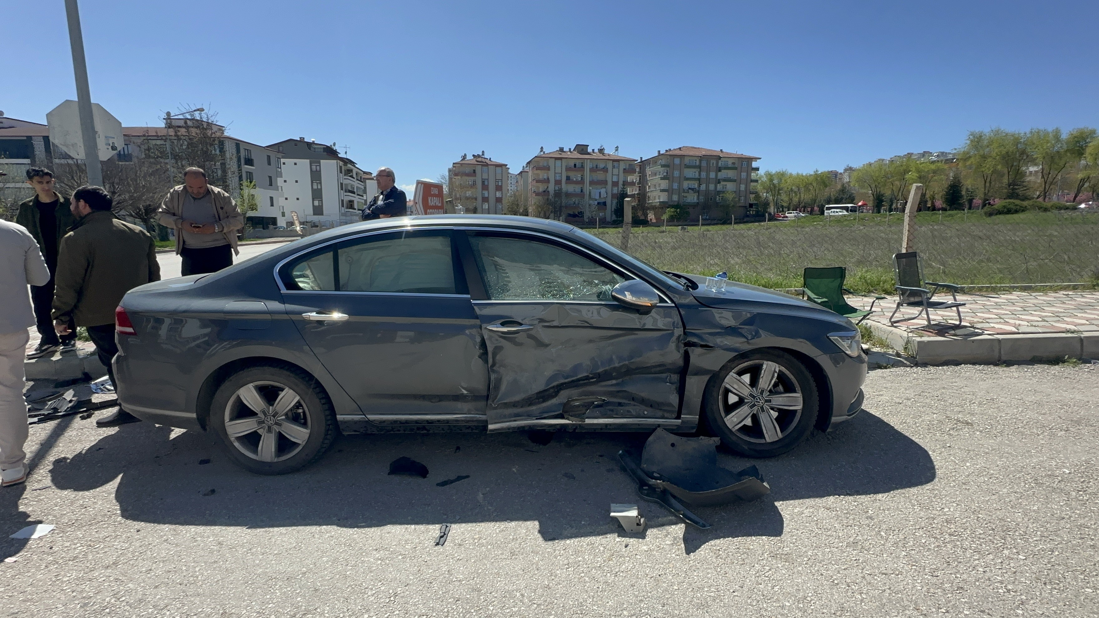  Edinilen bilgiye göre, I.A. idaresindeki 25 ADA 398 plakalı hafif ticari araç ile G.Y. yönetimindeki 23 ACJ 459 plakalı otomobil çarpıştı.
