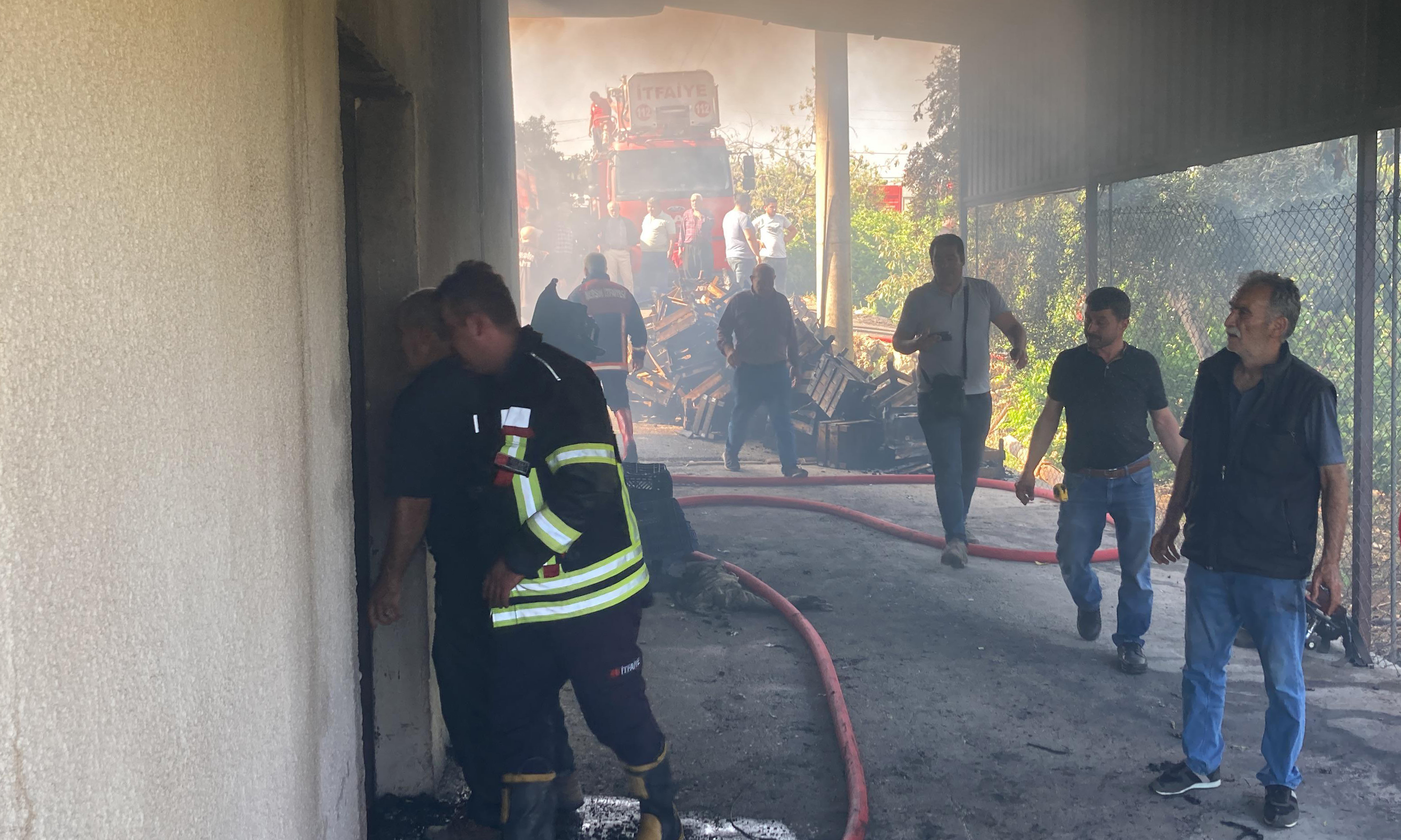 
Bunun üzerine bölgeye çok sayıda itfaiye, sağlık ve jandarma ekibi sevk edildi.
Olay yerine kısa sürede ulaşan Mersin Büyükşehir Belediyesi İtfaiye Daire Başkanlığına bağlı ekipler, plastik ve ahşap kasaların bulunduğu depodaki yangına müdahale etti.