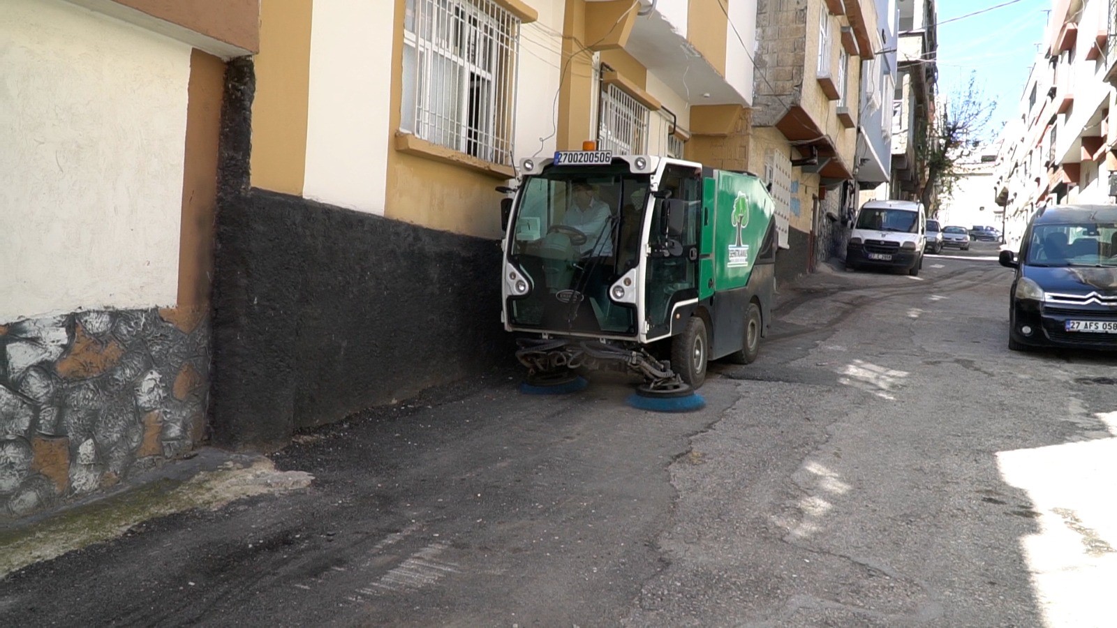 Kamuoyuna açık tüm alanları, her zaman temiz, düzenli ve sağlıklı tutma amacını taşıdıklarını dile getiren Başkan Avukat Yılmaz; çöp toplama, cadde ve kaldırım temizliği, park ve yeşil alan temizliği gibi faaliyetleri, ilçenin her noktasında eşit hizmet ilkesine uygun rutin olarak gerçekleştirdiklerini aktardı.