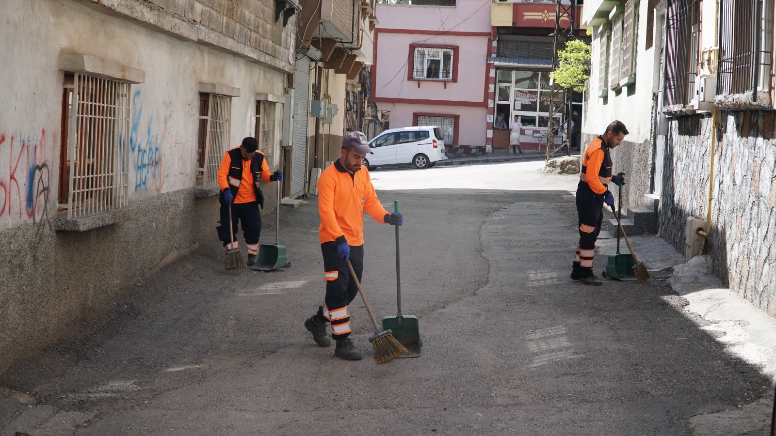 Temizlik hizmetlerinin toplumun yaşam kalitesini artırmak ve çevreyi korumak için hayati öneme sahip olduğuna işaret eden Başkan Yılmaz, bu hizmetlerin etkin bir şekilde yürütülmesinin, çevre sağlığı ve genel toplumsal refah açısından önemine vurgu yaptı.