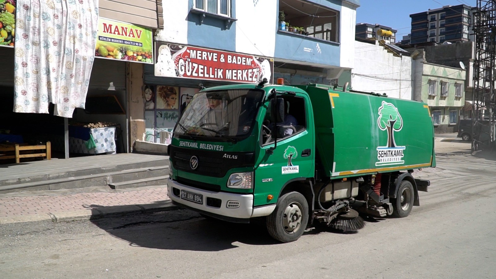 “YOĞUN BİR ÇABA İÇERİSİNDE MESAİMİZE DEVAM EDİYORUZ”

Temizlik faaliyetlerinin hem bireysel sağlık hem de toplum sağlığı açısından büyük bir öneme sahip olduğuna değinen Şehitkamil Belediye Başkanı Umut Yılmaz, “Genel olarak, temizlik sadece bireysel sağlık için değil, aynı zamanda çevre sağlığı, toplumsal refah ve ekonomik kalkınma için de hayati bir öneme sahiptir. Bu nedenle temizlik ve hijyen konularına gereken önemin verilmesini, ekip arkadaşlarımızla çok önemsiyoruz. Pırıl pırıl bir Şehitkamil için ekip arkadaşlarımızla birlikte yoğun bir çaba içerisinde mesaimize devam ediyoruz” ifadelerini kullandı.