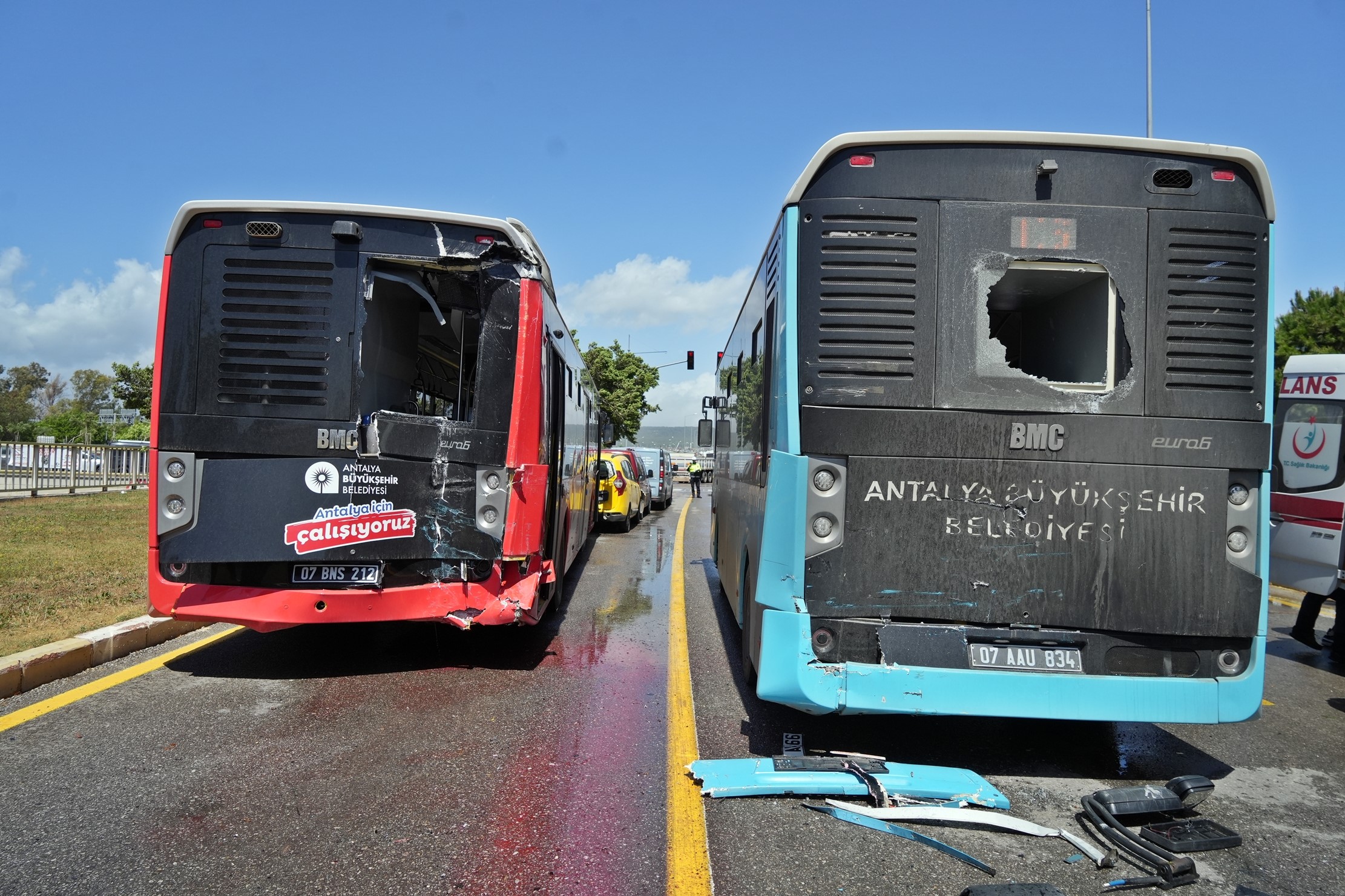 Halk Otobüsü Kırmızı Işıkta Bekleyen Araçlara Daldı: 7 Araç Birbirine Girdi!