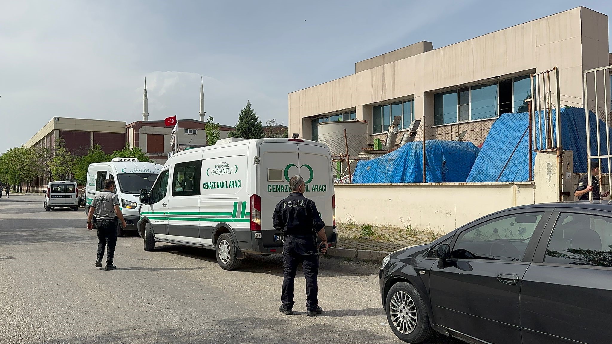 Olay sonrası fabrikada büyük korku ve panik yaşanırken bölgeye çok sayıda polis ve sağlık ekibi sevk edildi.
