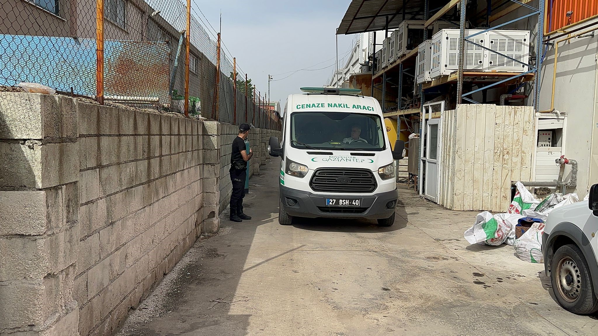 Ölen şahısların cenazeleri, tamamlanan olay yeri inceleme çalışmalarının ardından Gaziantep Adli Tıp Kurumu morguna kaldırıldı.