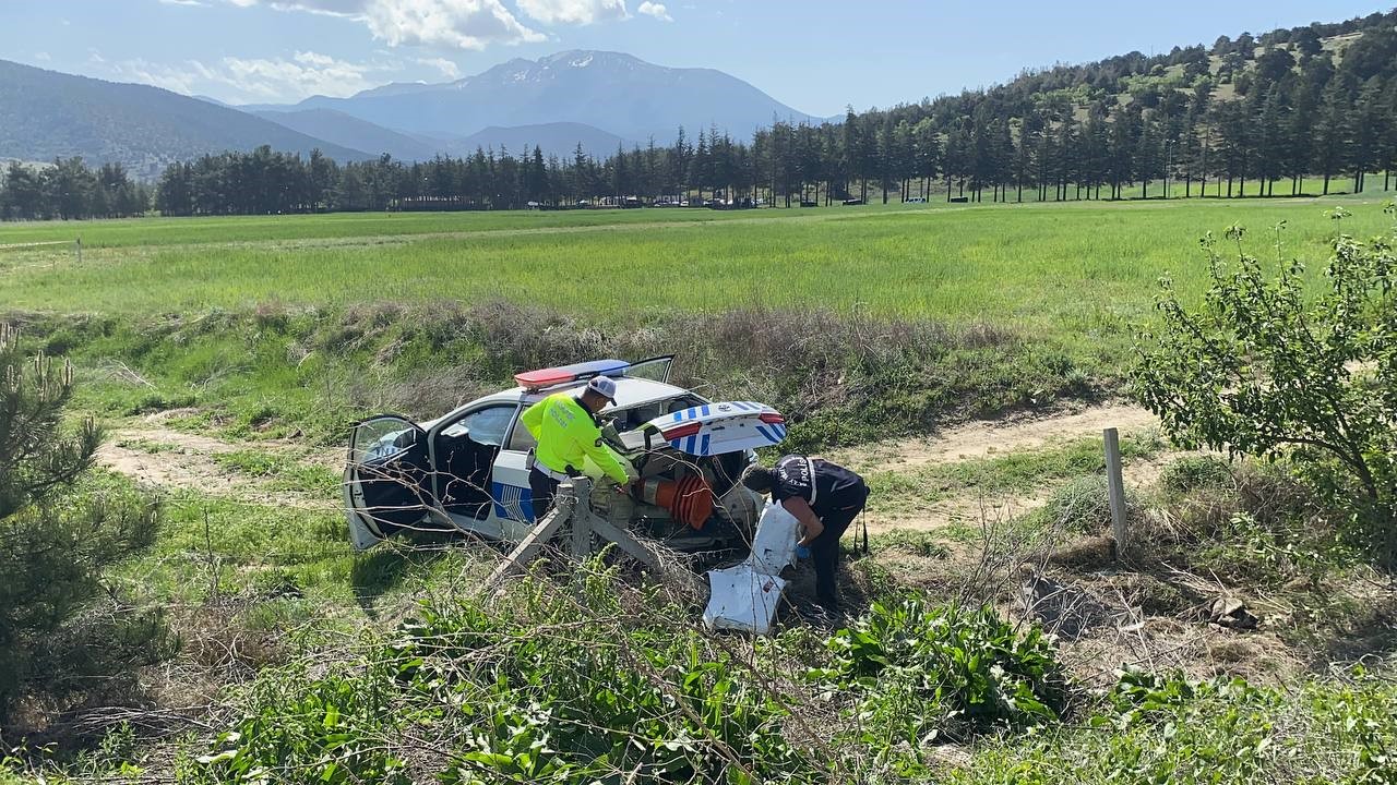 Edinilen bilgiye göre, Eğirdir Dağ Komando Okulu’nda görevli askeri personel İlker A. idaresindeki 17 UY 843 plakalı otomobil sürücüsünün direksiyon hakimiyetini kaybetmesi sonucu yolda radar uygulaması hazırlığı yapan Trafik Denetleme Müdürlüğünde görevli polis memuru Yonuz Turan’a ardından 32 A 5953 plakalı trafik aracına çarptı.